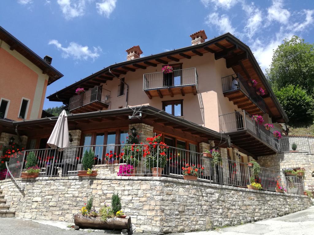 コッリオ Agriturismo Cornei Da Nadiaゲストハウス エクステリア 写真